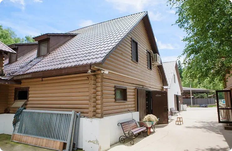 Деревянная конюшня с солярием